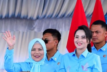 Wakil Gubernur Gorontalo, Idah Syahidah Rusli Habibie saat mendampingi Gubernur Maluku Utara, Sherly Tjoanda di puncak kegiatan PENAS XVII Tani dan Nelayan 2026 di Kabupaten Gorontalo, Rabu (24/06/2026). (Foto : Dok. Ist.)