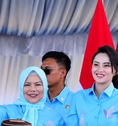 Wakil Gubernur Gorontalo, Idah Syahidah Rusli Habibie saat mendampingi Gubernur Maluku Utara, Sherly Tjoanda di puncak kegiatan PENAS XVII Tani dan Nelayan 2026 di Kabupaten Gorontalo, Rabu (24/06/2026). (Foto : Dok. Ist.)