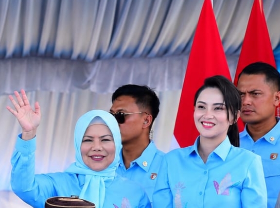Wakil Gubernur Gorontalo, Idah Syahidah Rusli Habibie saat mendampingi Gubernur Maluku Utara, Sherly Tjoanda di puncak kegiatan PENAS XVII Tani dan Nelayan 2026 di Kabupaten Gorontalo, Rabu (24/06/2026). (Foto : Dok. Ist.)