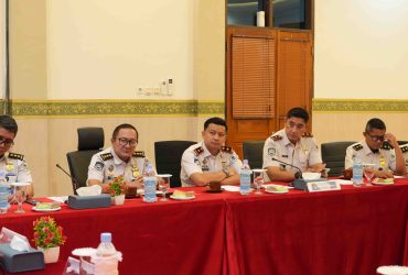 Imigrasi Gorontalo bersama Komisi I DPRD Kabupaten Pohuwato membahas penguatan sinergi pengawasan orang asing serta optimalisasi pelayanan keimigrasian di wilayah Gorontalo.(Foto : Dok. Imigrasi)