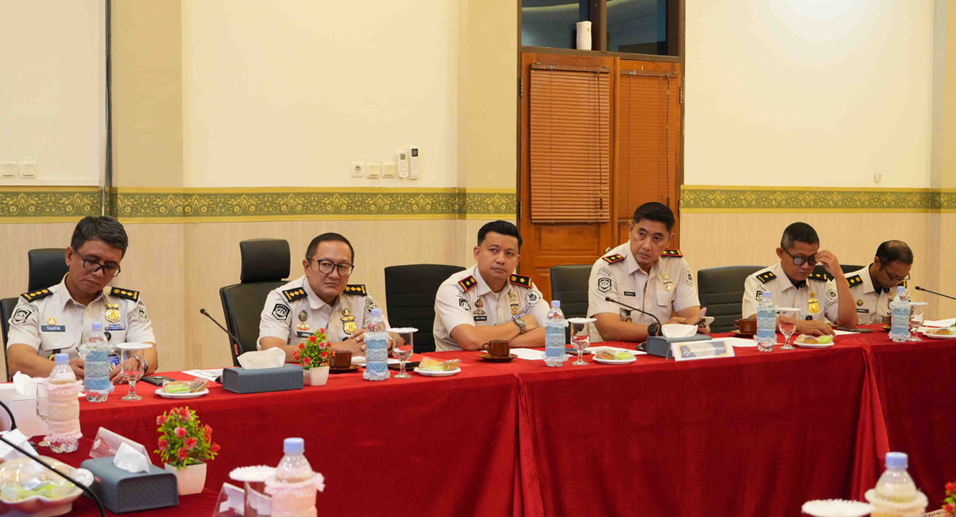 Imigrasi Gorontalo bersama Komisi I DPRD Kabupaten Pohuwato membahas penguatan sinergi pengawasan orang asing serta optimalisasi pelayanan keimigrasian di wilayah Gorontalo.(Foto : Dok. Imigrasi)