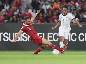 Pemain Timnas Indonesia, Jordi Amat berduel dengan pemain Kamboja, Sieng Chanthea di Piala AFF 2022. (Foto: Bola.net/Bagaskara Lazuardi