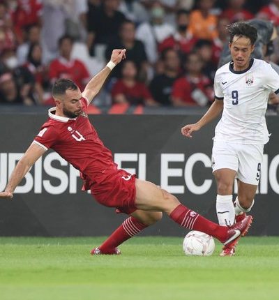Pemain Timnas Indonesia, Jordi Amat berduel dengan pemain Kamboja, Sieng Chanthea di Piala AFF 2022. (Foto: Bola.net/Bagaskara Lazuardi