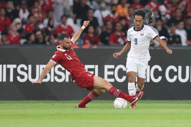 Pemain Timnas Indonesia, Jordi Amat berduel dengan pemain Kamboja, Sieng Chanthea di Piala AFF 2022. (Foto: Bola.net/Bagaskara Lazuardi