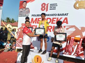Kapolsek Popayato, IPTU Ilham Siplizand, S.Tr.K Barat saat memberikan piagam kepada peserta FUN RUN.(Foto: Dok. Polri)