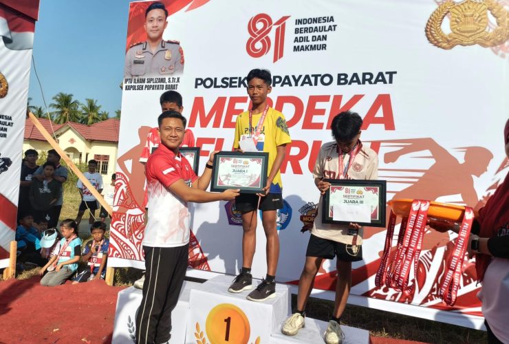 Kapolsek Popayato, IPTU Ilham Siplizand, S.Tr.K Barat saat memberikan piagam kepada peserta FUN RUN.(Foto: Dok. Polri)